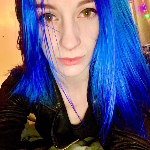 Profile Picture of Amanda Forsyth (@skypixie) on Poshmark