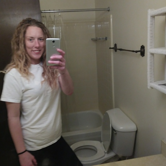 Profile Picture of Desiree Nowack (@desi_poo13) on Poshmark