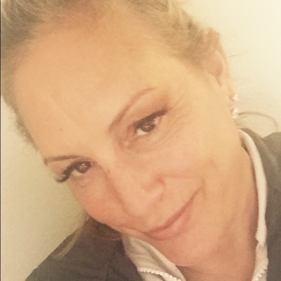 Profile Picture of Heidi Johansson (@heidibez) on Poshmark