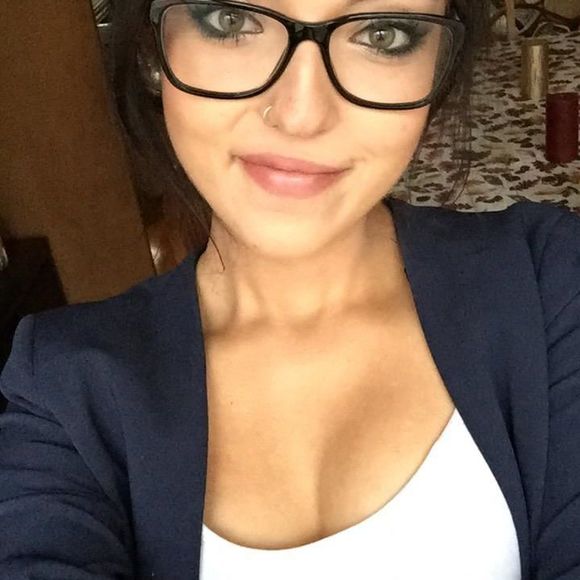 Profile Picture of Arielle Dziuk (@arielledziuk) on Poshmark