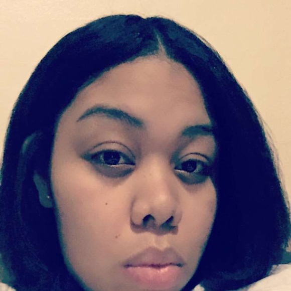 Profile Picture of Daniell Bremner (@danny_bee) on Poshmark