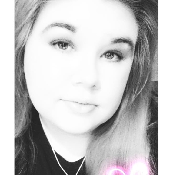 Profile Picture of Mandii Watson (@mandiiwatson) on Poshmark