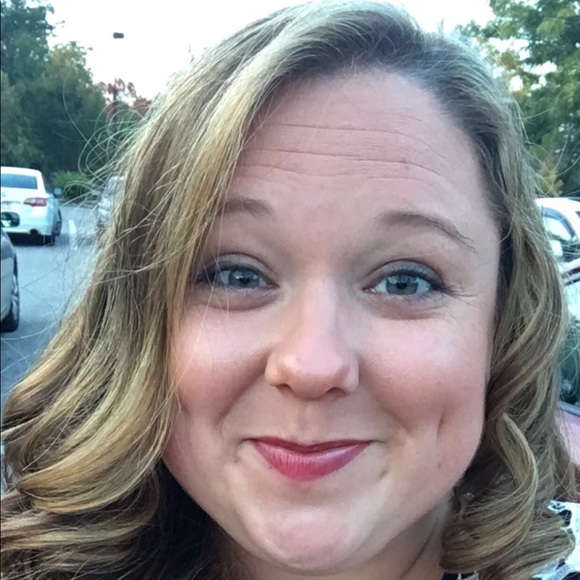 Profile Picture of Amanda Winkler (@awinks24) on Poshmark