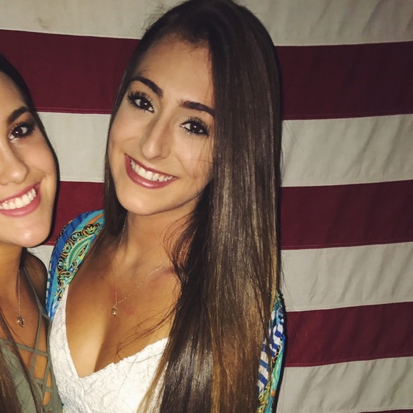 Profile Picture of !alyssa Corneille (@alyssa0609) on Poshmark