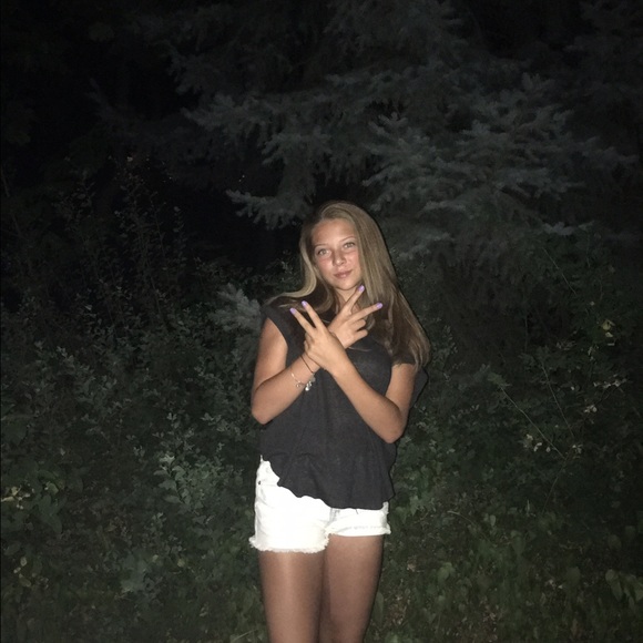 Profile Picture of Lily Wahlen (@lilywahlen) on Poshmark