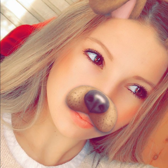 Profile Picture of Lexi Walters (@lexiwalters1027) on Poshmark