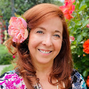 Profile Picture of Holly Chase (@HollyChasebygolly) on Youtube