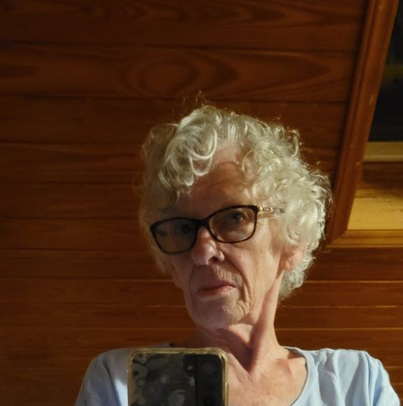 Profile Picture of Sandy Chereshkoff (@slchereshkoff) on Poshmark