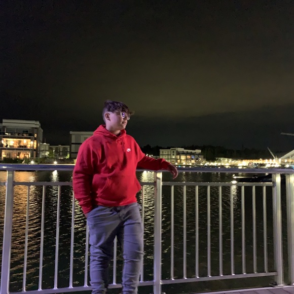 Profile Picture of Adam Bozzo (@abeam_bozzo) on Poshmark