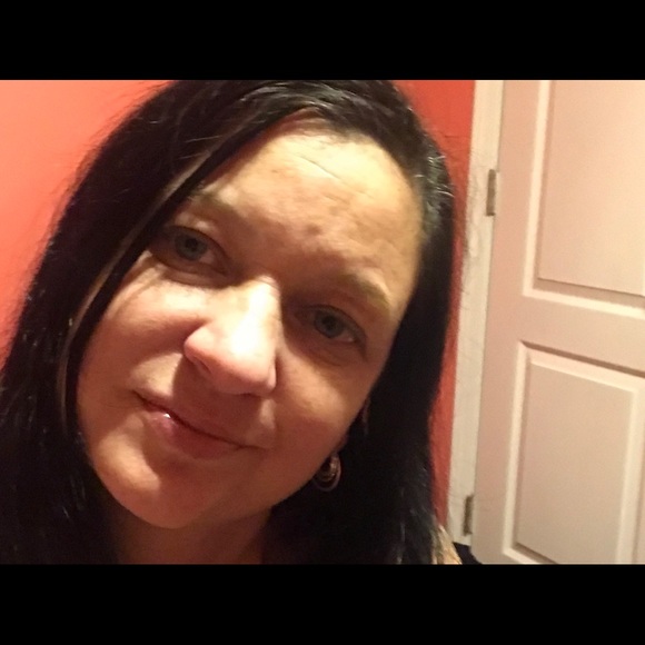 Profile Picture of Shelly Stokes (@s8757827) on Poshmark