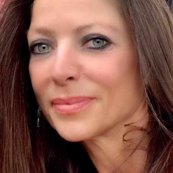 Profile Picture of Angela Andreazza (@angelaandreazza) on Poshmark