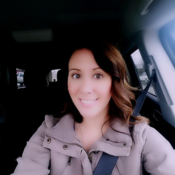 Profile Picture of Sarah Teska (@steska81) on Poshmark