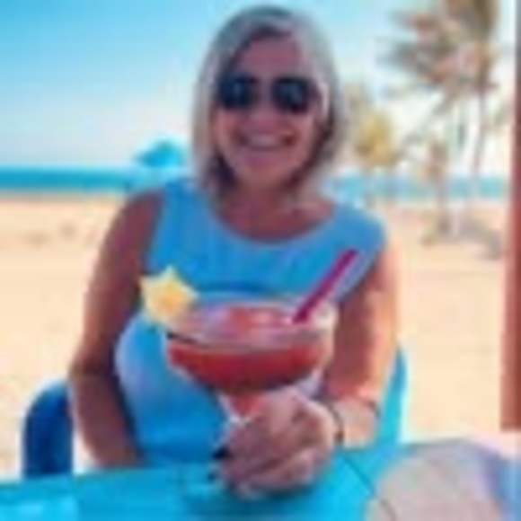 Profile Picture of Sandra Bjorklund (@sandrabjorklund) on Poshmark