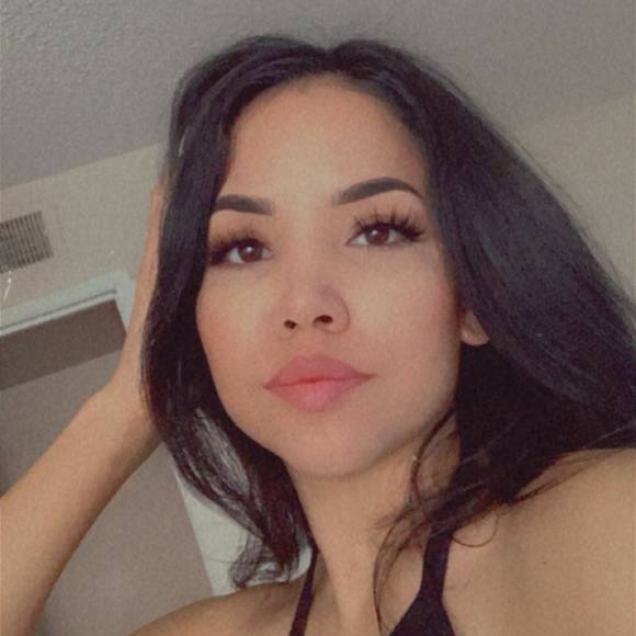 Profile Picture of Adrianna Medina (@dreeeaa_x) on Poshmark