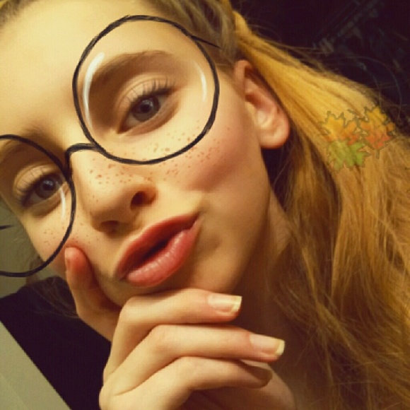 Profile Picture of Elle Retzlaff (@elleretzlaff) on Poshmark