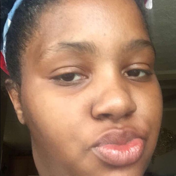 Profile Picture of Kiana Bessent (@kianabessent21) on Poshmark