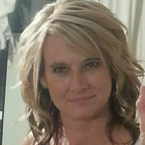 Profile Picture of Kris Hoskins (@khoskins1305) on Poshmark