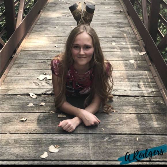 Profile Picture of Kinzie Driesen (@mikinzielynn) on Poshmark