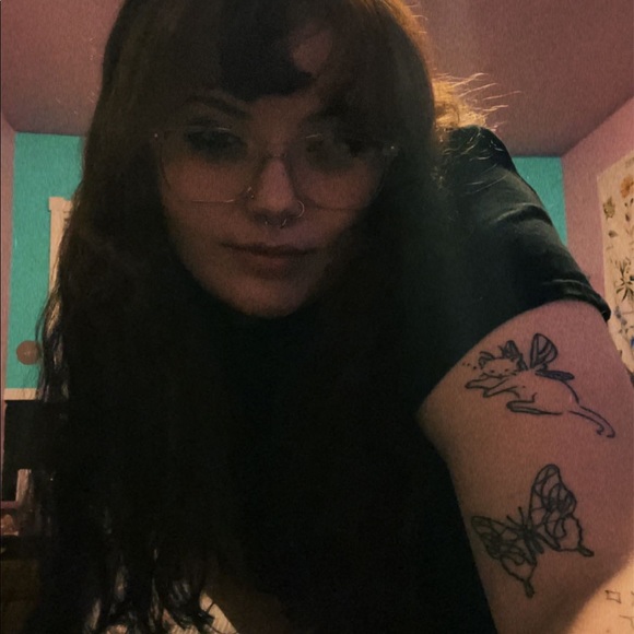 Profile Picture of Aeva Karmann (@avocadoshere) on Poshmark