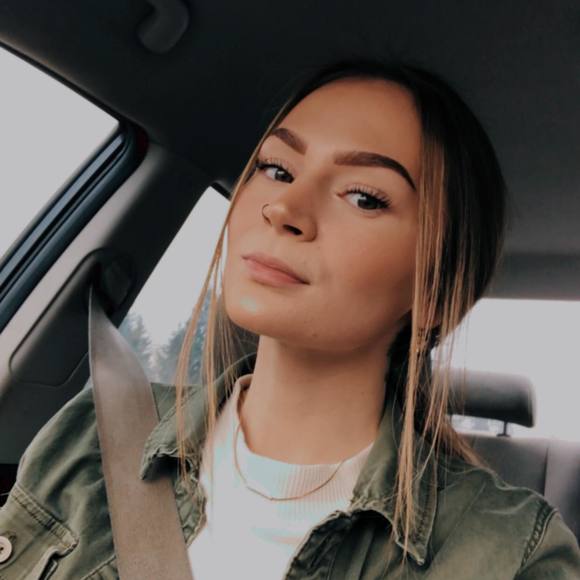 Profile Picture of Desiree Adams (@desireeadams95) on Poshmark