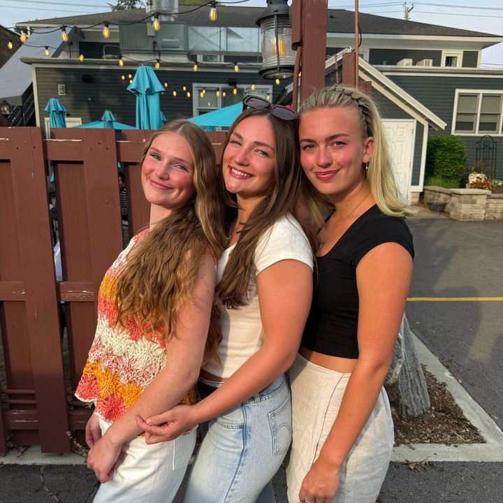 Profile Picture of julia carson (@juliacarsonnn) on Tiktok