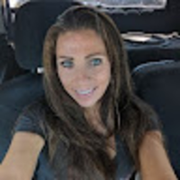 Profile Picture of Bobbie Carver (@newbobbie22) on Poshmark