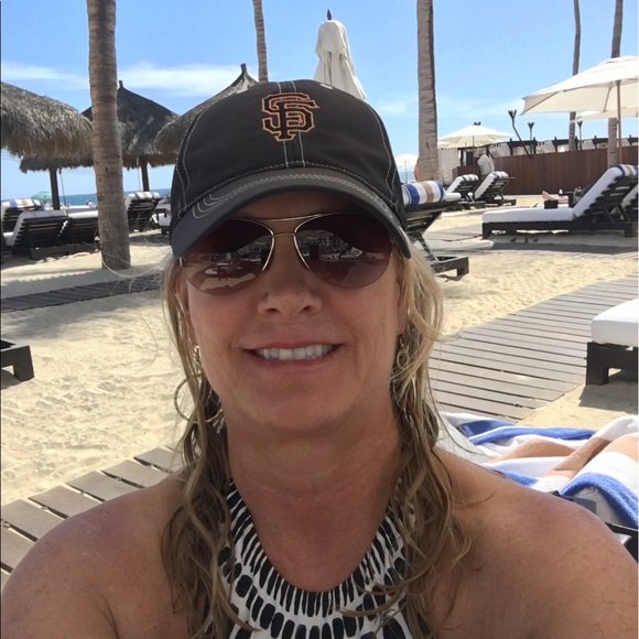 Profile Picture of Anna Drosihn (@drosihn) on Poshmark