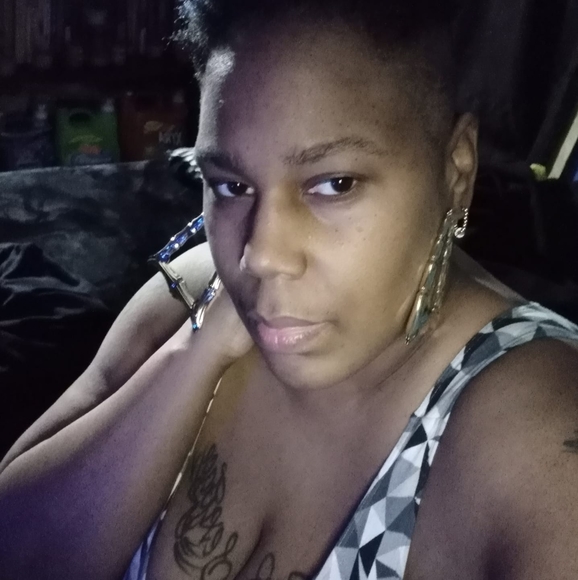 Profile Picture of Kenisha Edwards (@qsqueen16) on Poshmark