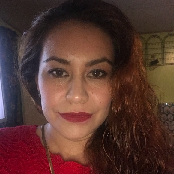 Profile Picture of Julia Zambrano (@laliz0429) on Poshmark