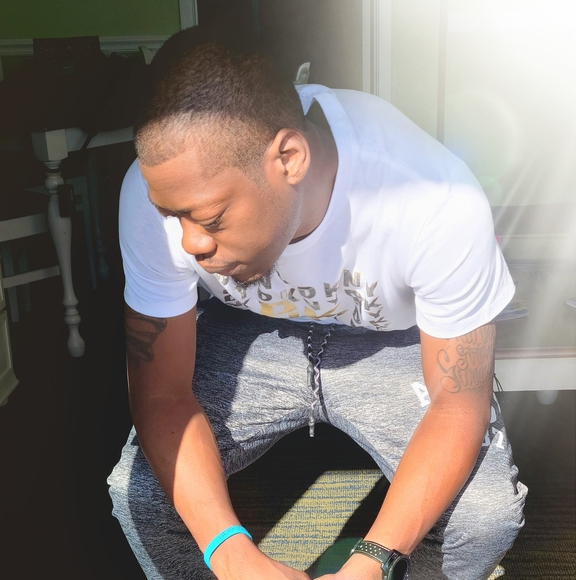 Profile Picture of Shawn Thompson (@vizionaryimages) on Poshmark