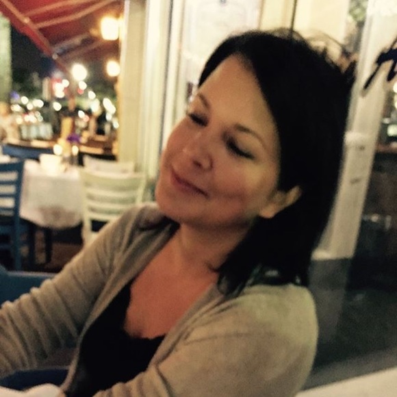 Profile Picture of Lisa Young (@lmw60610) on Poshmark