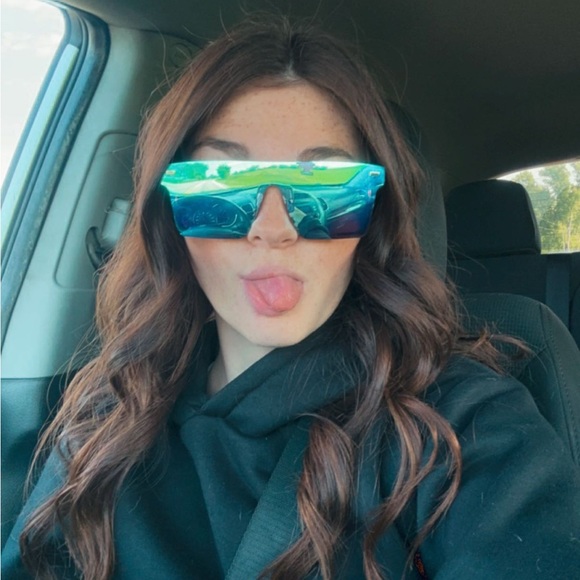 Profile Picture of Josi Mender (@josimender) on Poshmark