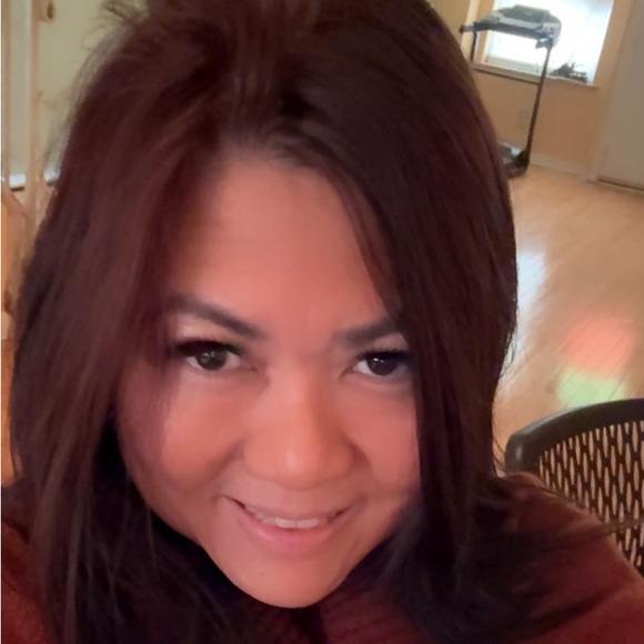 Profile Picture of Yanti Sylviana (@yantisylviana) on Poshmark