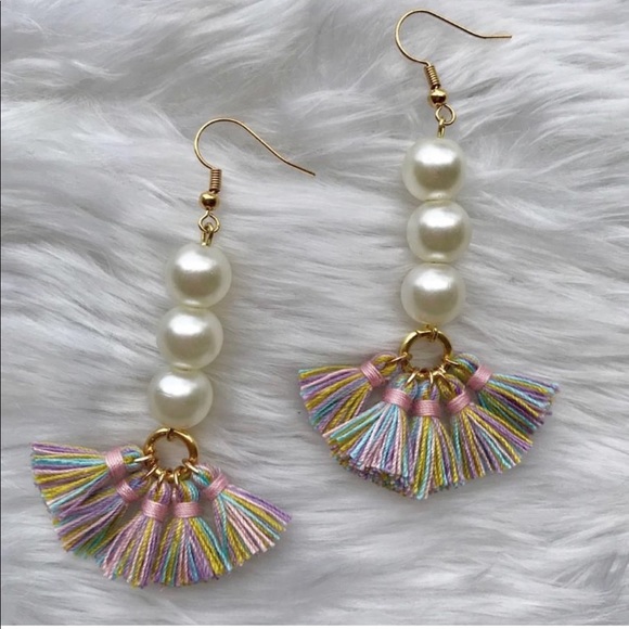 Profile Picture of Andrea Hooee (@andrealovesd) on Poshmark