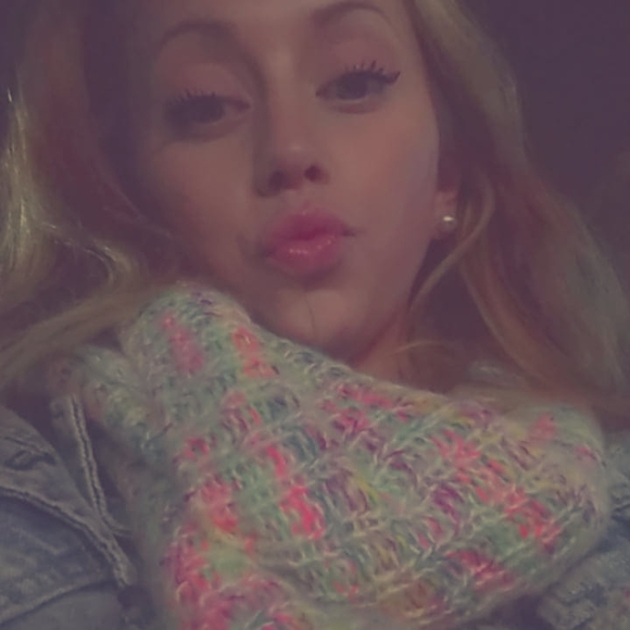 Profile Picture of Carlee Devine (@carlee_devine) on Poshmark