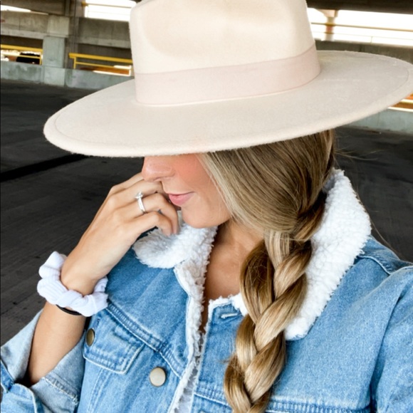 Profile Picture of Alexis Schneider (@alexisericson) on Poshmark