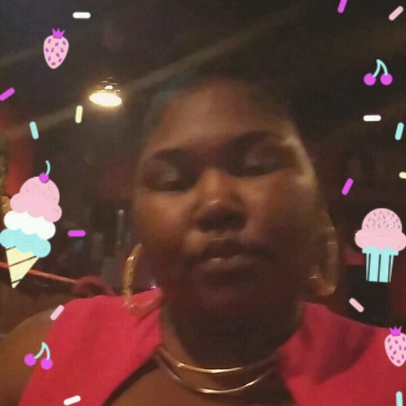 Profile Picture of Rayna Littlejohn (@pookielala62) on Poshmark