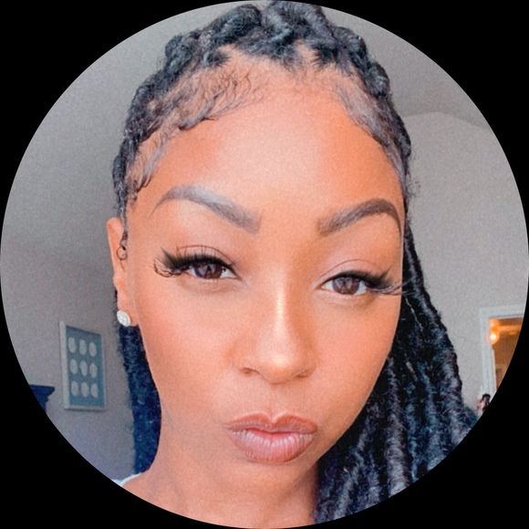 Profile Picture of Andrea Best (@nicolv00) on Poshmark