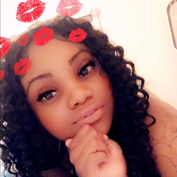 Profile Picture of Derykah Mciver (@qd_world) on Poshmark