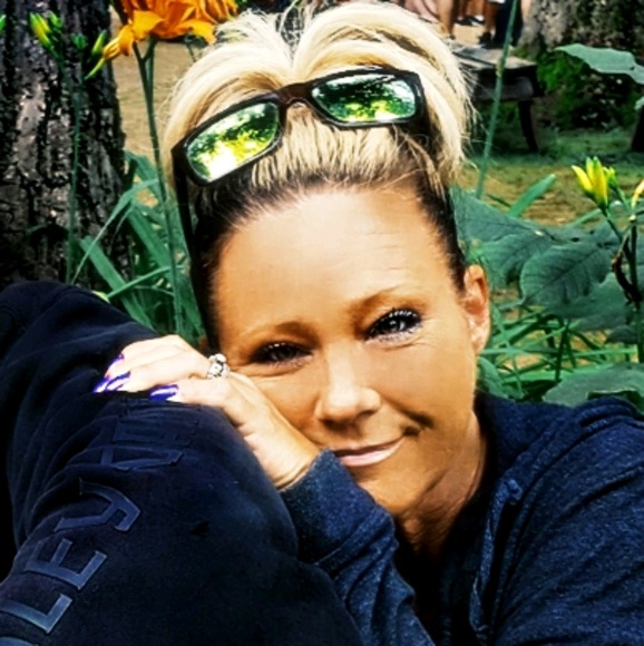 Profile Picture of Jamie Hartnell (@jamiehrtnll) on Poshmark