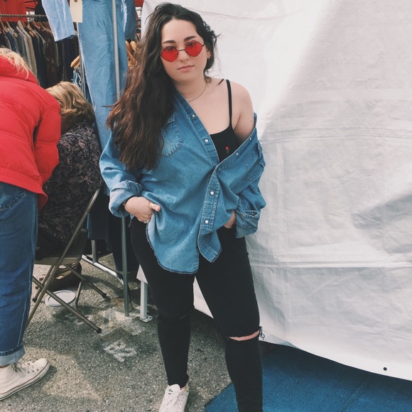 Profile Picture of Zoe Applbaum (@zoe_applbaum) on Poshmark