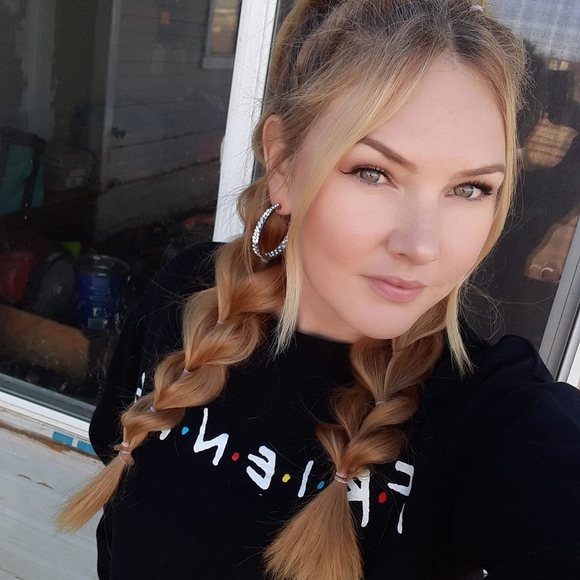 Profile Picture of Liz Harguess (@elizabethargues) on Poshmark