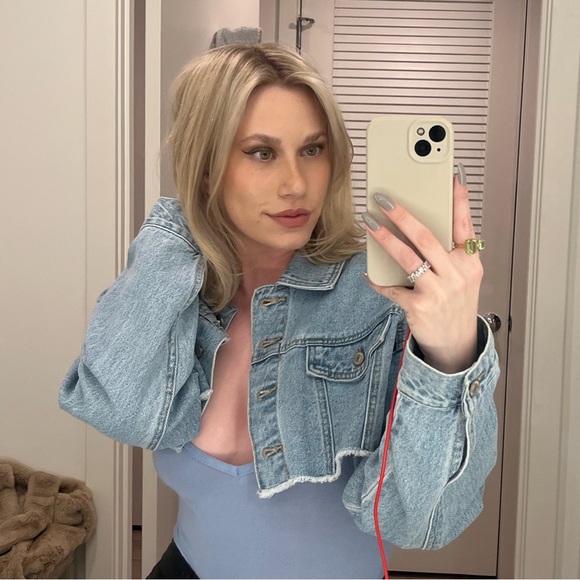 Profile Picture of Julia Mays (@juliammys5) on Poshmark