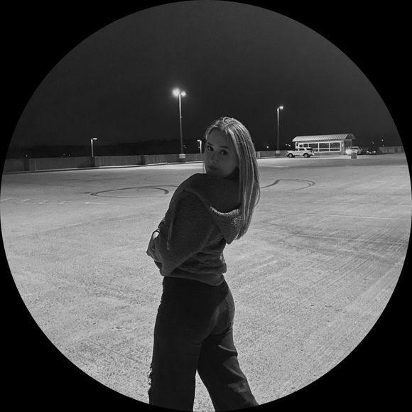 Profile Picture of Julia Cazeault (@juliacazeault) on Poshmark