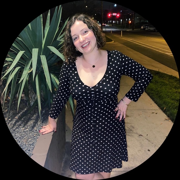 Profile Picture of Caroline Fowler (@carolinegrace19) on Poshmark