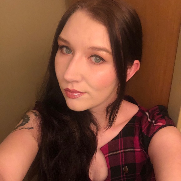 Profile Picture of Brianna Carwile (@maxinecarwile) on Poshmark