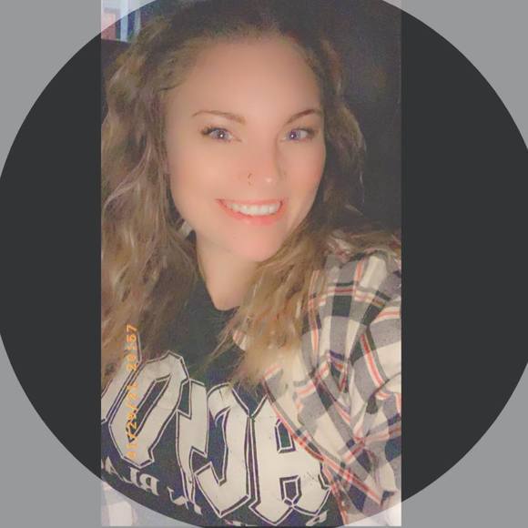 Profile Picture of Brianna Howell (@brianna_howell) on Poshmark