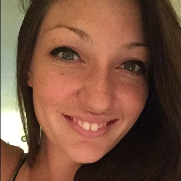 Profile Picture of Brook Ledsome (@baledsome) on Poshmark