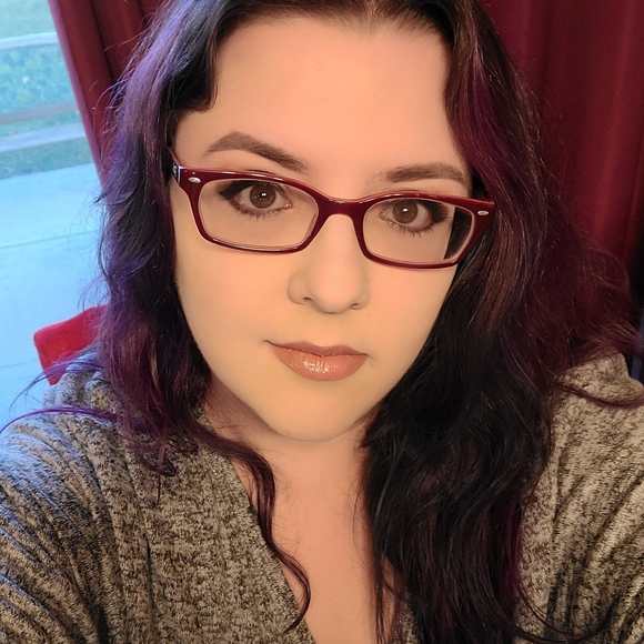 Profile Picture of Caitlin Hendrix (@caitlinhendrix) on Poshmark