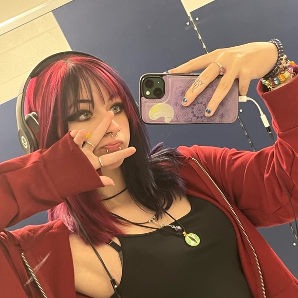 Profile Picture of Mariah Emmons (@butterflygore04) on Poshmark